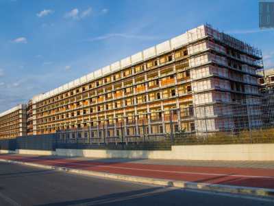 Un altro enorme palazzo in costruzione, anche questo destinato agli studenti, ancora una volta in attesa di un completamento che non avviene